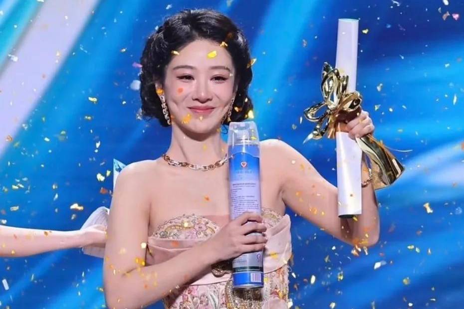 杨紫穿高定拿白玉兰视后！裤装孙俪飒爽回宫，杨幂化身翡翠瓷瓶