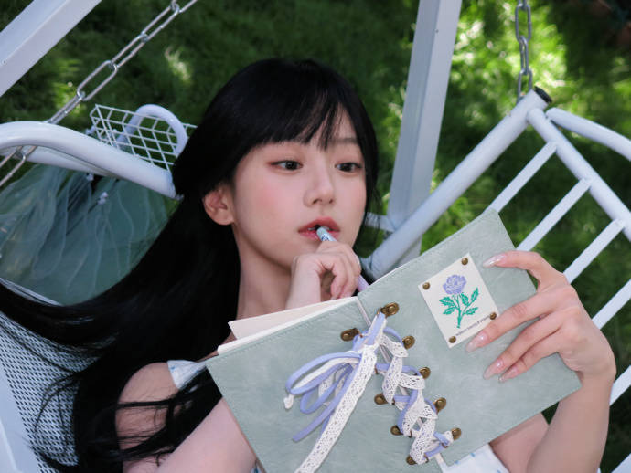 包上恩白裙造型清纯可爱 手捧花束少女感满满