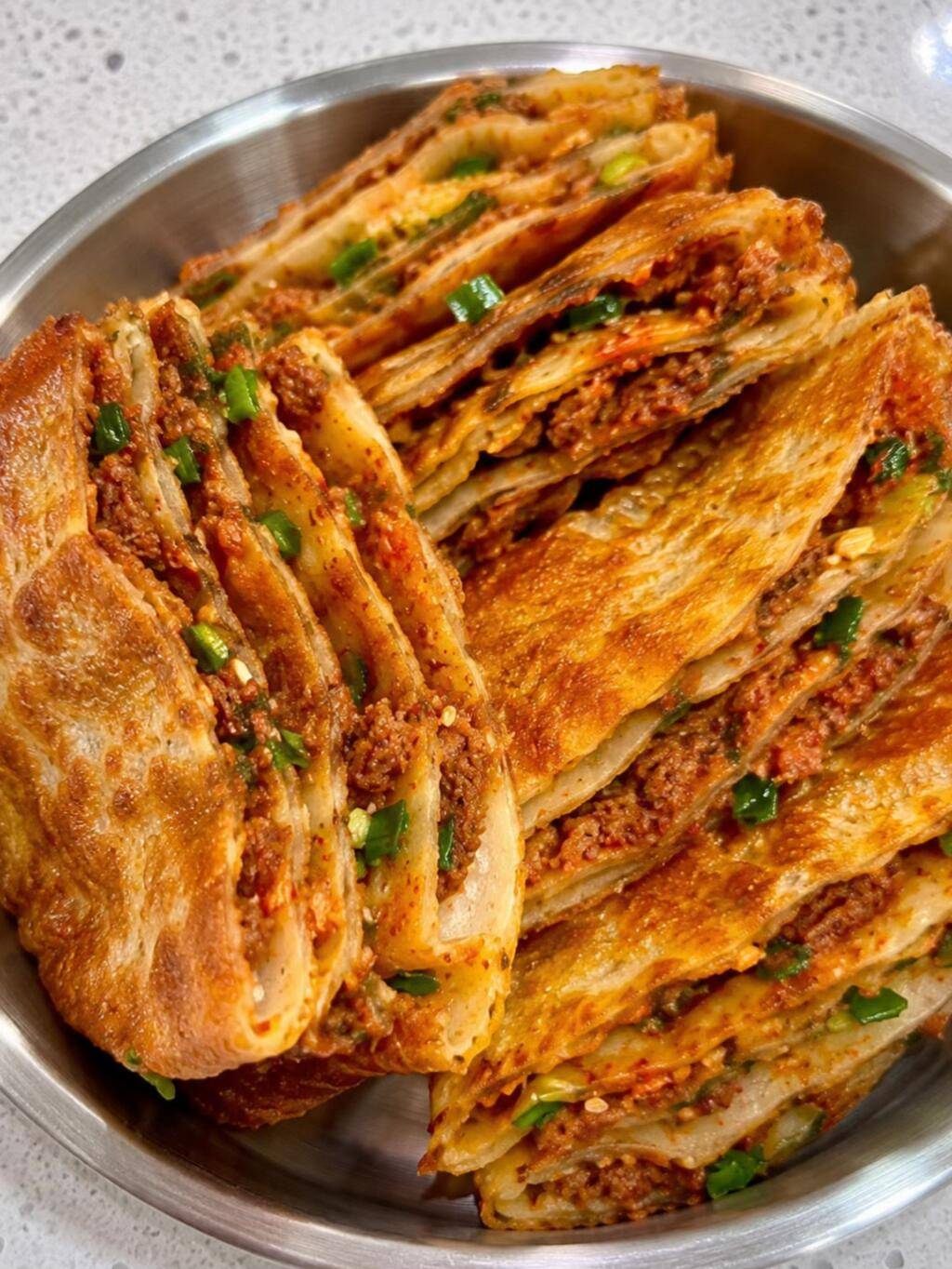 外酥里嫩的大葱牛肉饼，咬一口满嘴香