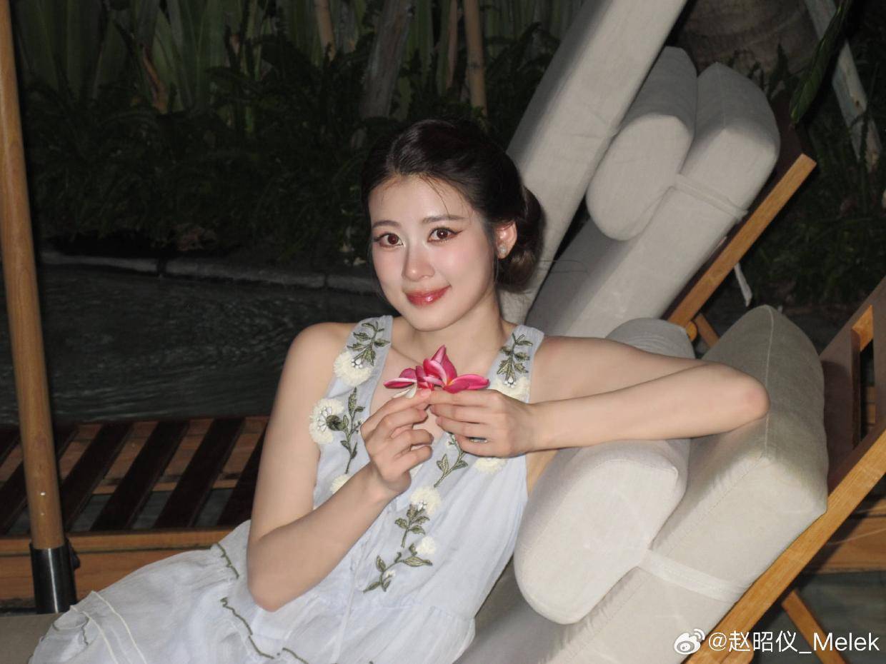 赵昭仪白刺绣无袖长裙素雅治愈 笑容清甜气质十足