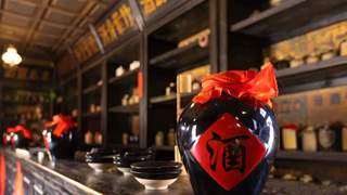 酱香酒和浓香酒,哪个更适合长期存放?从工艺和口感变化说起