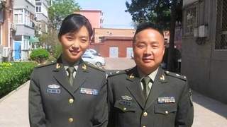 她是娱乐圈的一股清流，被军官苦追5年才嫁，如今和女儿被宠如宝