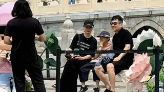 50岁蒋勤勤不显老，穿一身黑衣素颜带娃瘦又美，8岁儿子像陈建斌