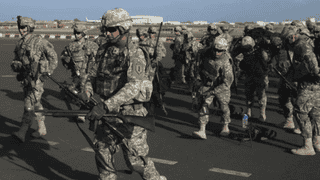 美军增兵中东，伊朗强硬反击：美伊对抗升级背后的博弈与风险