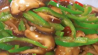 家常快手菜青椒炒香菇 鲜香入味只需十分钟