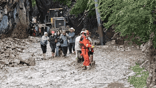 甘肃渭源景区突发山洪致10人遇难 游客称车辆多停在河滩无安保避险不足