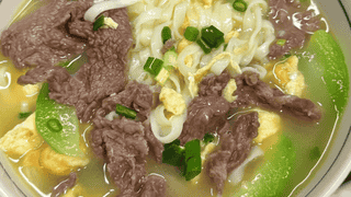 丝瓜牛肉鸡蛋家常面 快手烹煮享鲜香滋味