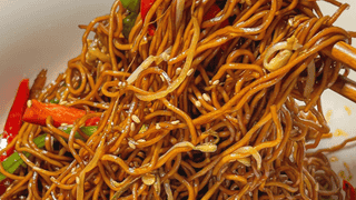 粤式豉油皇炒面出炉 茶餐厅地道干香焦风味十足