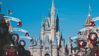 迪士尼重构盈利模式：电影引流量 乐园兑收益 Disney+成枢纽