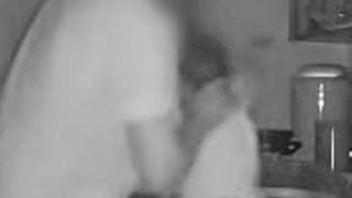 出生仅10天婴儿遭月嫂掐脖拎起，粗暴托颈、摇晃，多部门介入调查