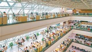 图书馆里品味书香