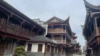 50亿投入的人造古镇集体衰败：从游客天堂到空街，地产泡沫破灭