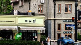 上海百年四如春三虾拌面引外籍游客排队尝鲜