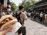 逛景点到午间 不少游客放弃网红店排队选小吃