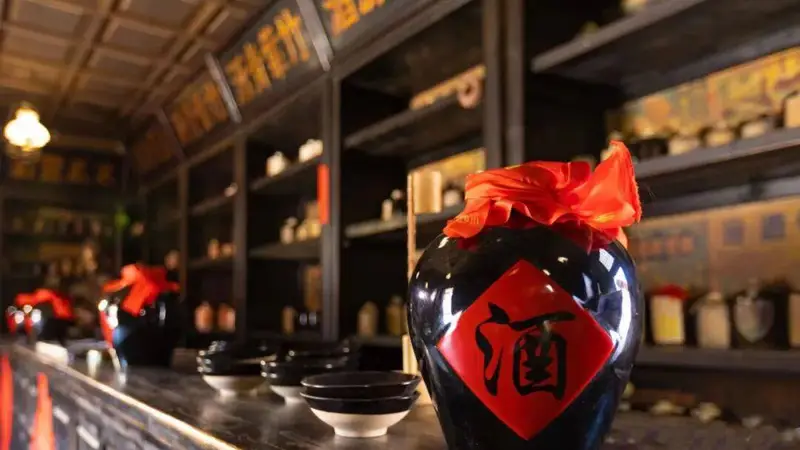 酱香酒和浓香酒,哪个更适合长期存放?从工艺和口感变化说起