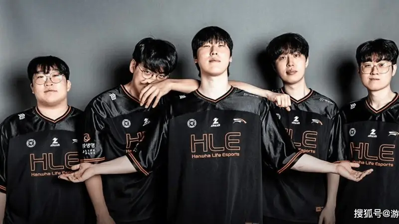 HLE轻松3比0击败G2,赛后现场照片公布,3人跷着二郎腿打比赛
