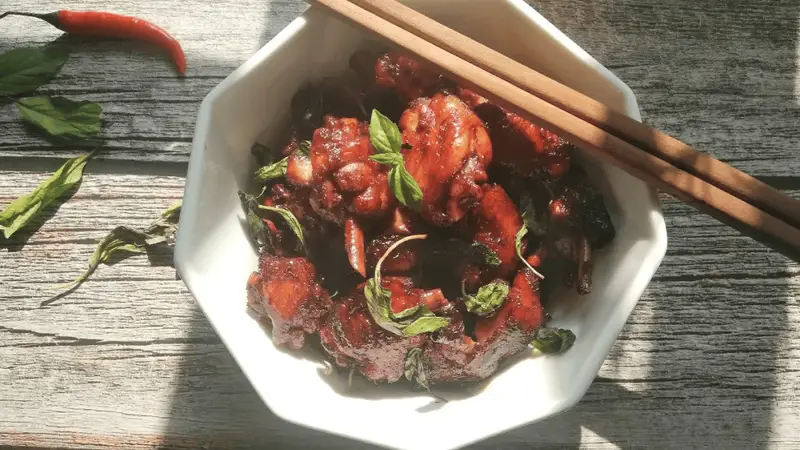三杯鸡，这只鸡跨越海峡加了香草，原来这么美味啊！