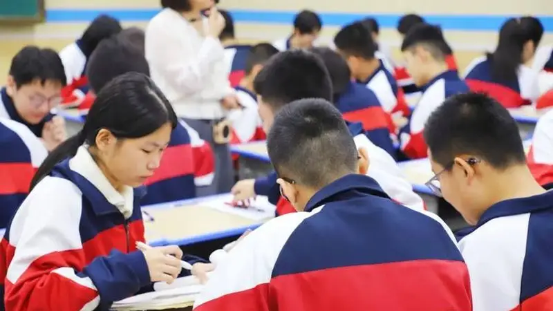 衡水中学清北名额暴跌八成,从 275 到 45,家长还在硬卷?
