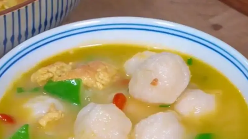 丝瓜轻煮鱼丸后放，把控火候汤色清亮味鲜