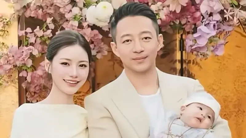 马筱梅单手抱胖娃，4个半月软萌宝宝居家素颜照曝光