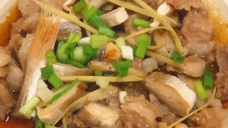 咸鱼切粒拌腌蒸花肉,咸香入味过瘾