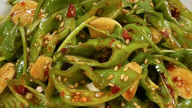 奶奶味凉拌香菜辣椒成治愈菜 脆嫩入味配粥香到光盘