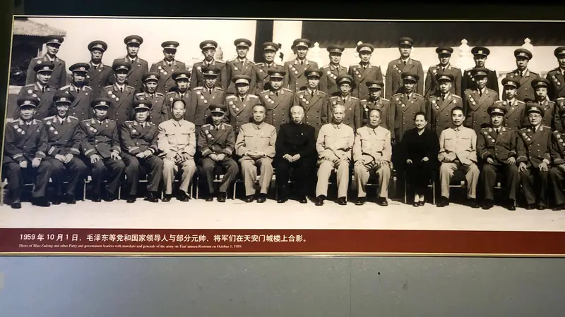 毛主席与开国将帅合影 开国将帅缺席庆典当天的彭德怀在忙什么?