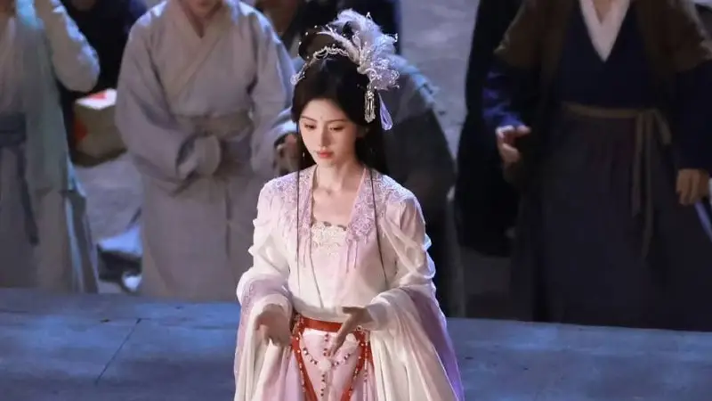 7月31日鞠婧祎新路透曝光 白衣扮嫦娥眉心朱砂显独特气质