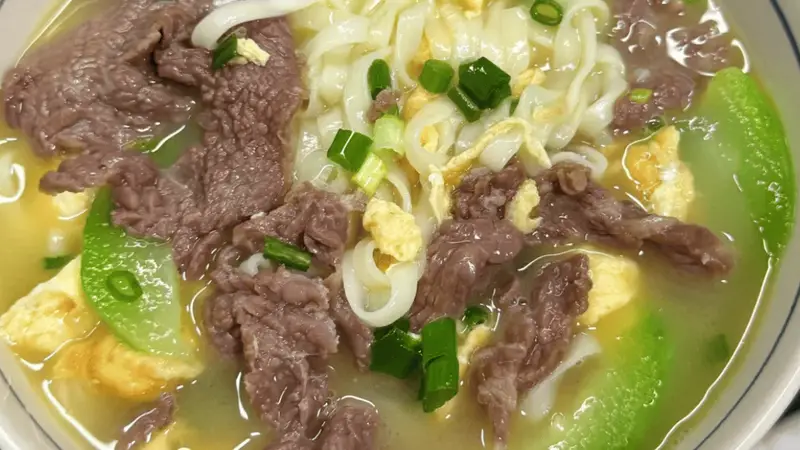 丝瓜牛肉鸡蛋家常面 快手烹煮享鲜香滋味