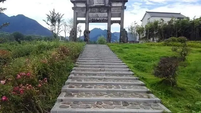 县长叶粹武率众赴承流峰求雨 百姓顶荷持旗祈甘霖