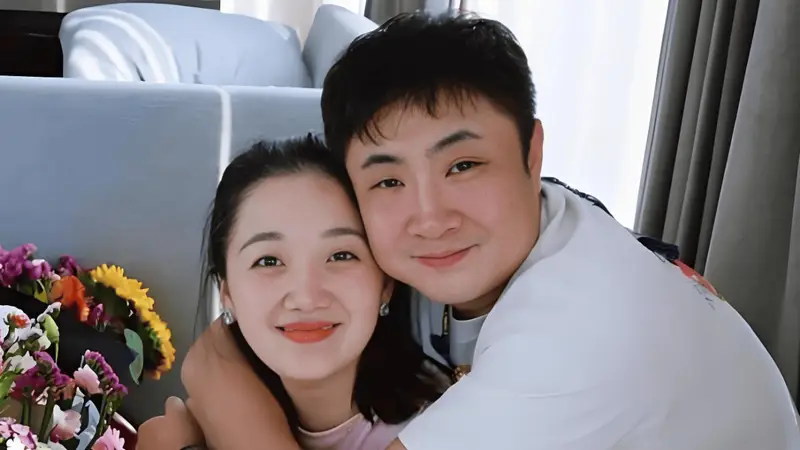 42岁乔杉近况曝光 三胎儿子降生后宠妻育儿两不误