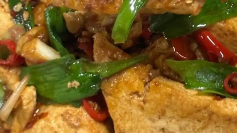 蒜苗烧豆腐成本低十分钟出锅 新手也能零失败