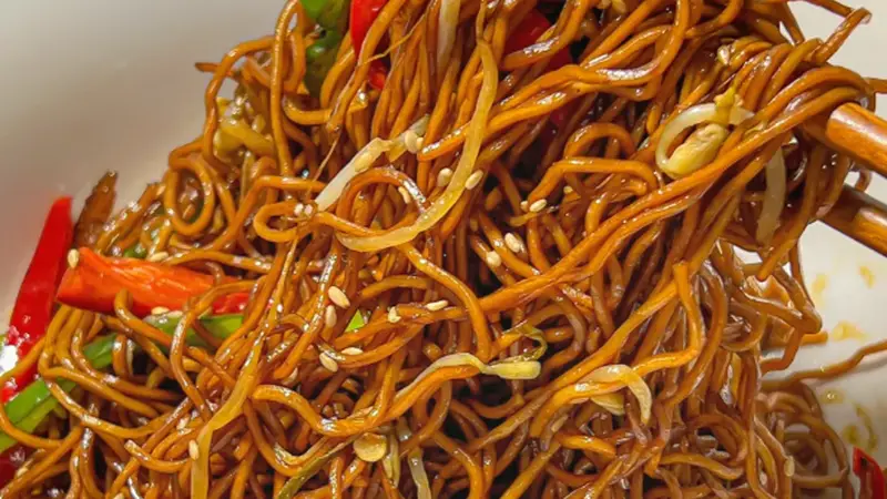 粤式豉油皇炒面出炉 茶餐厅地道干香焦风味十足