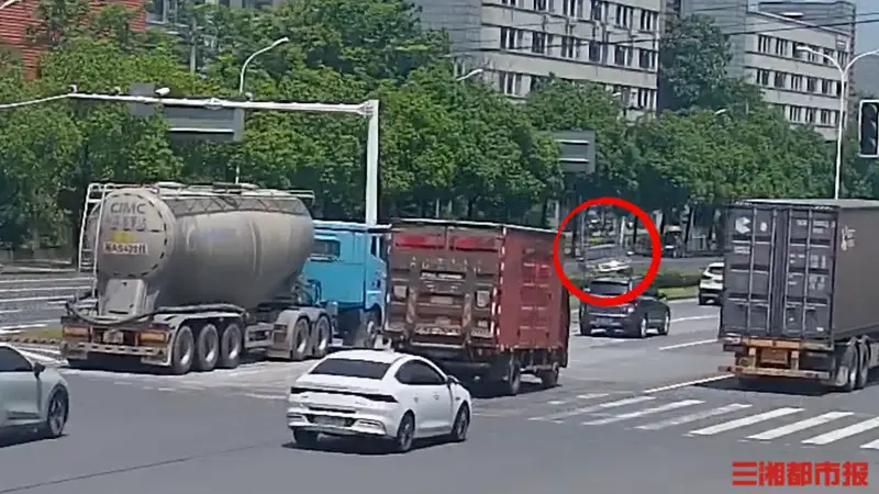 烈日当空,长沙一车横在道路中央绿化带中,司机双目紧闭、意识全无;路过的民警“多看一眼”,救下昏迷司机;网友:不愧是刑侦出身,点赞