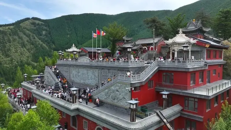 “好风光”与“烟火气”完美融合！五台山黛螺顶迎来暑期旅游高峰