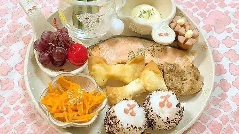 妈妈亲自给女儿准备的三餐和零食，体现出对孩子的爱