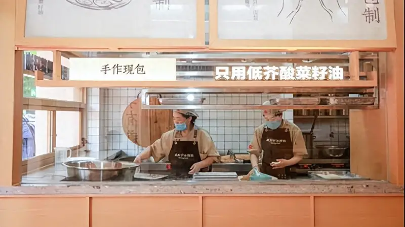 “孟夫子”升级记:四代人的烟火气,炼成一锅“国民大煎包”