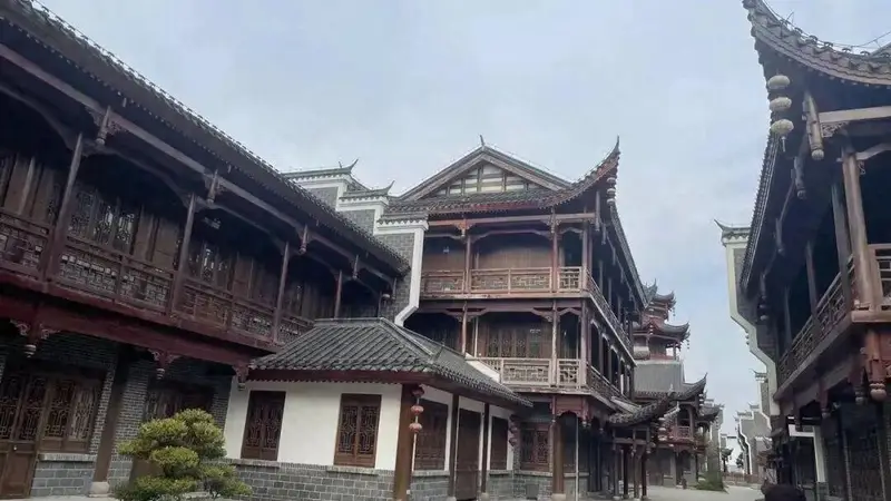 50亿投入的人造古镇集体衰败：从游客天堂到空街，地产泡沫破灭
