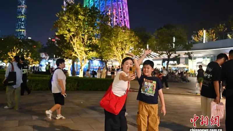 7月23日晚广州塔灯光璀璨 成暑期热门打卡点