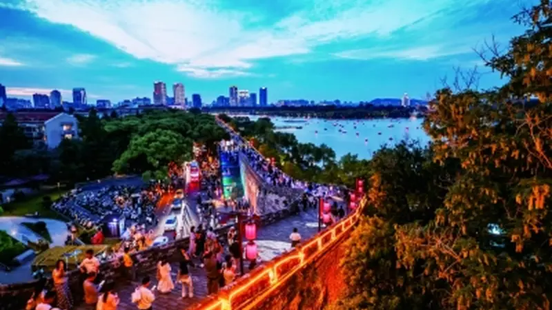 南京夏夜夜经济热度飙升 多举措拉满“夜精彩”留客众多