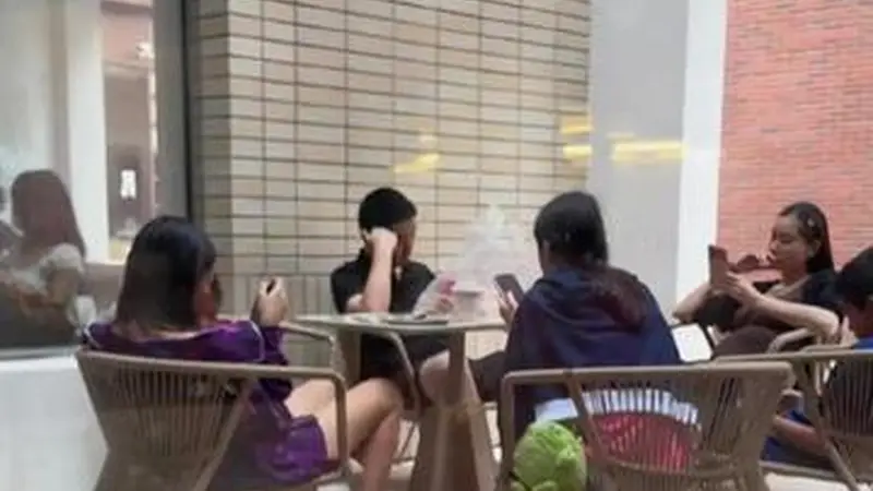 李想妻子挺孕肚现身阿那亚 或将迎来第六个孩子