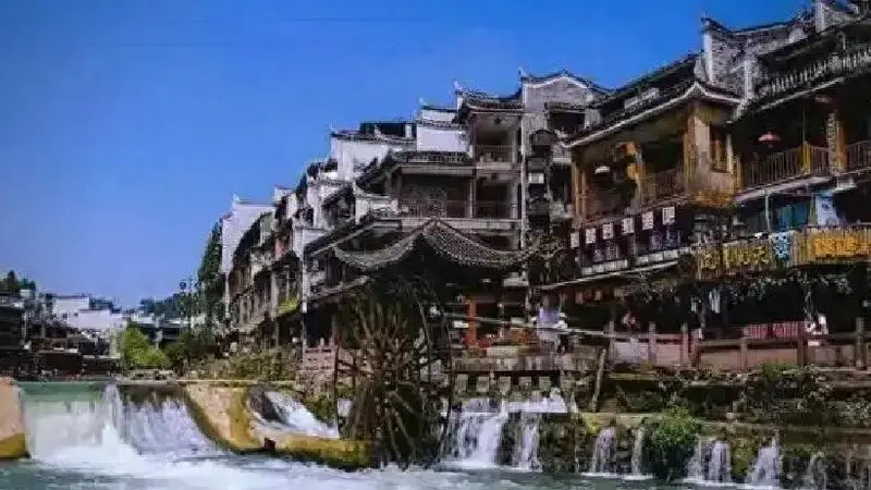 凤凰古城困境:沱江酒吧一杯饮六十,原住民迁离、文化匠人设边缘