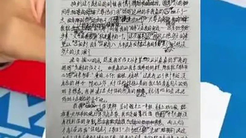 2026年8月4日 博主邀“精神小伙”写文 十年未见的妈妈话题作文戳哭网友