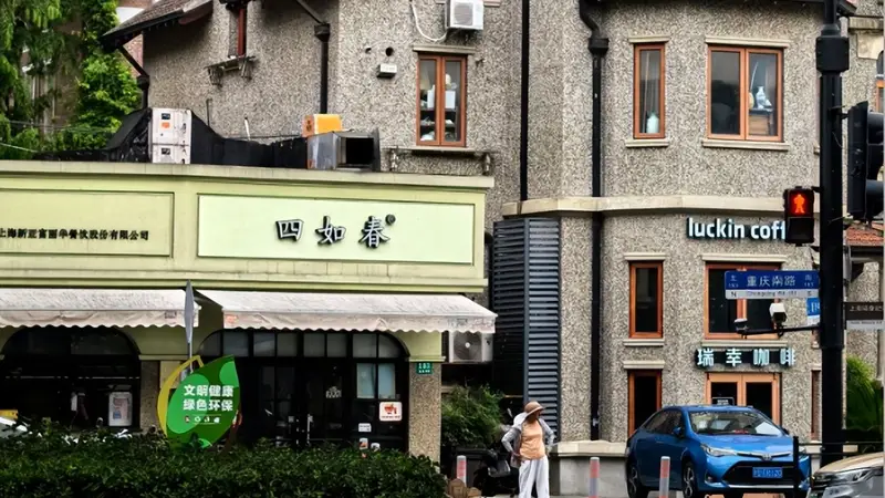 上海百年四如春三虾拌面引外籍游客排队尝鲜