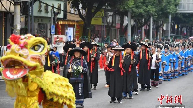 8月6日云南禄劝火把节 多民族方阵巡游传递祝福