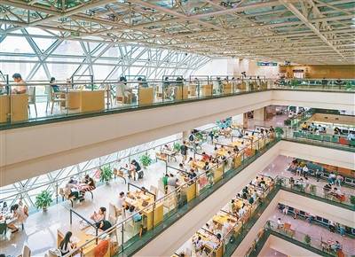 图书馆里品味书香