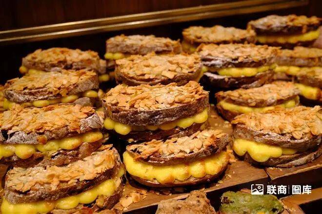 烘焙一年关掉超8万家，桃李鲍师傅们被迫“开餐厅”