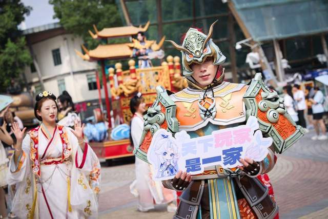 为了给《天下》过个十八岁生日，网易竟爆改整座成都？