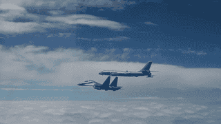 美日集结上万人军演！中俄轰-6K与图-95，在日本海上空集合伴飞