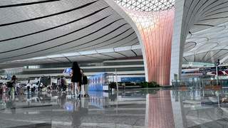 迪拜美女来中国旅游，第一次上厕所，惊讶大喊：我的马桶被偷了